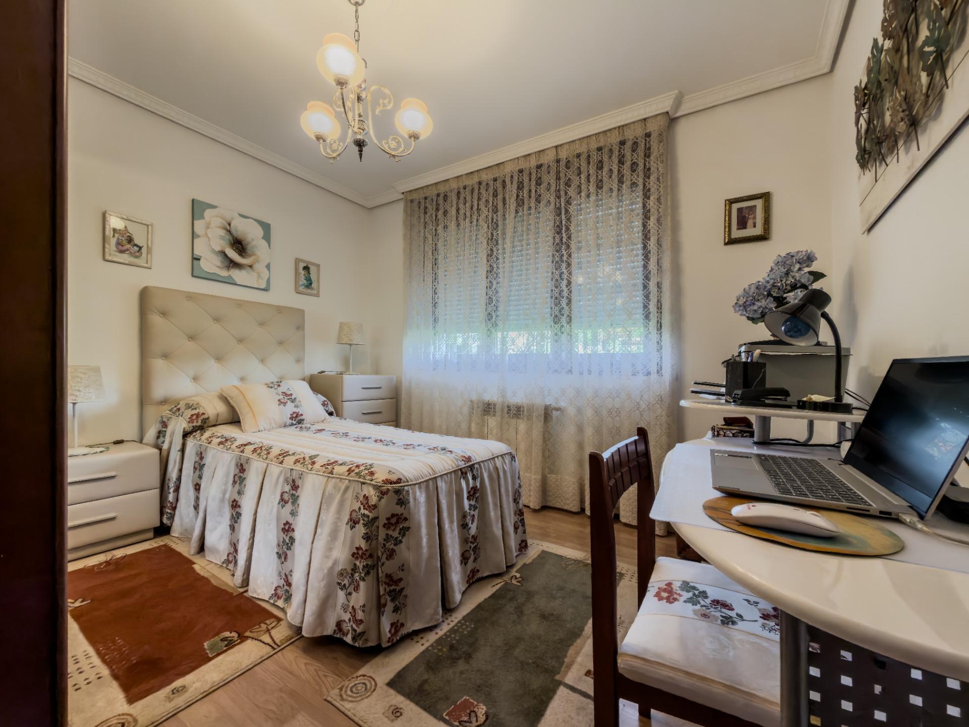 CHALET CON DOS VIVIENDAS Y GRAN PARCELA EN HINOJEDO, SUANCES