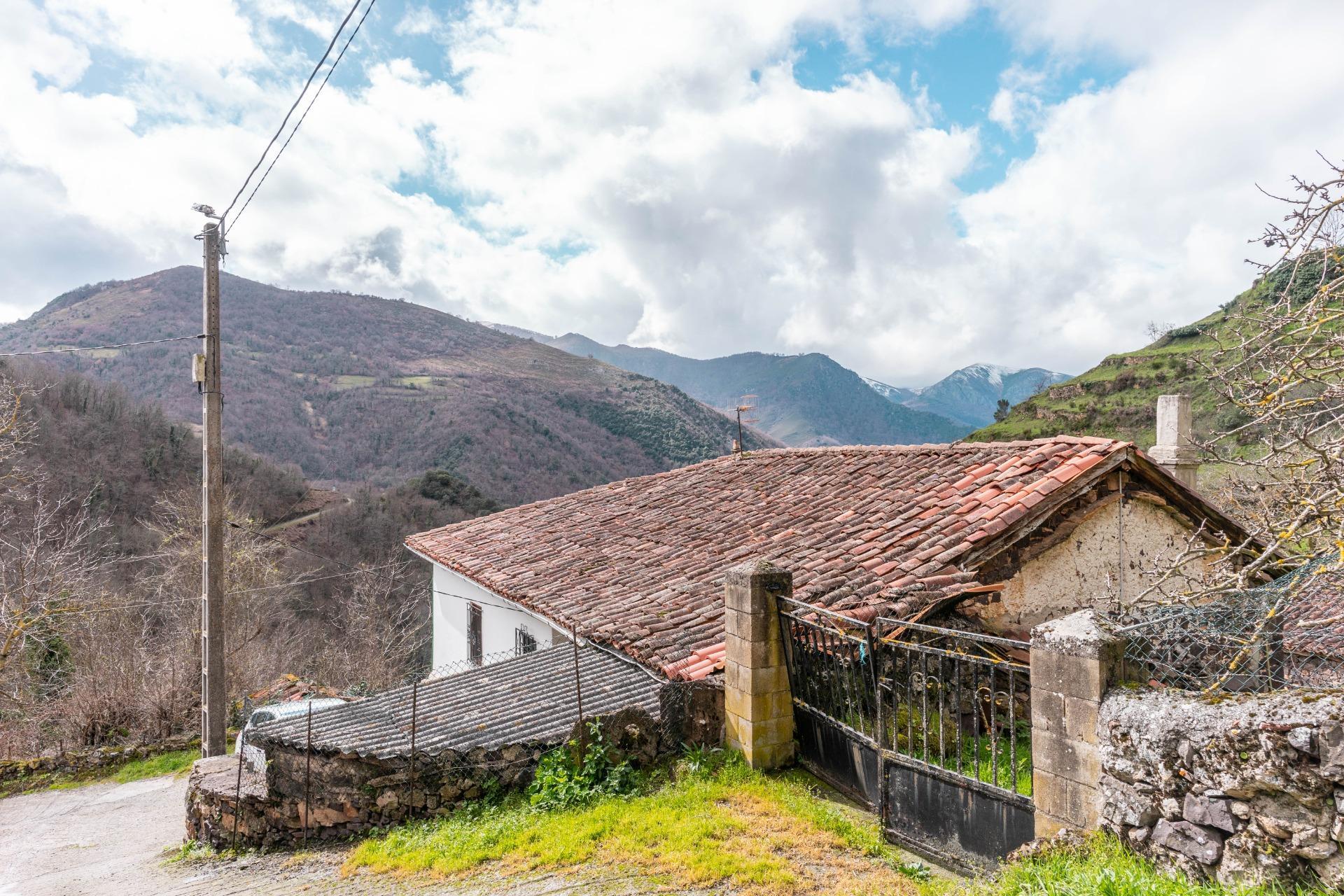 CASA CON TERRENO EN VENTA EN CLAVILLAS (SOMIEDO)