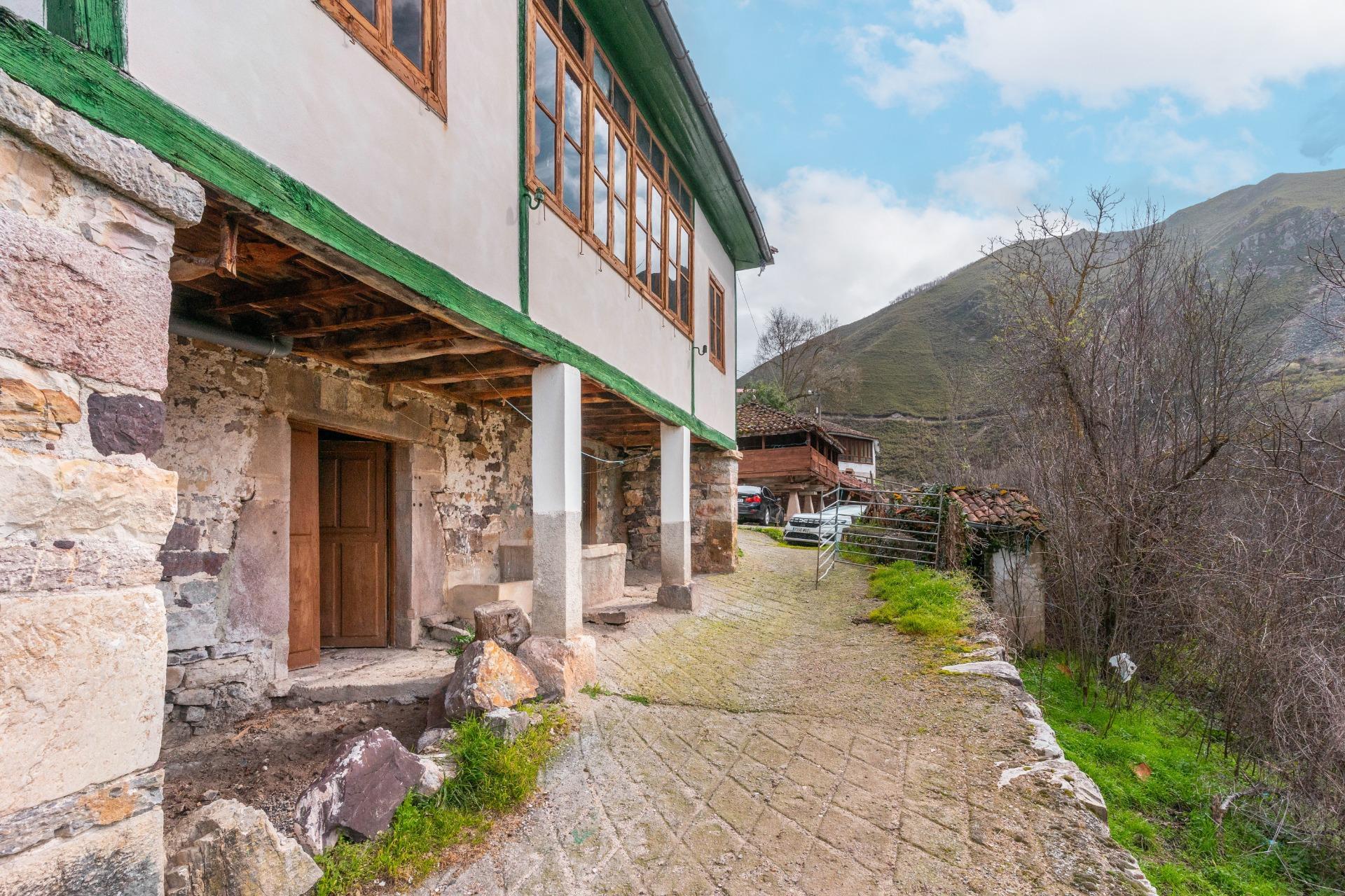 CASA CON TERRENO EN VENTA EN CLAVILLAS (SOMIEDO)