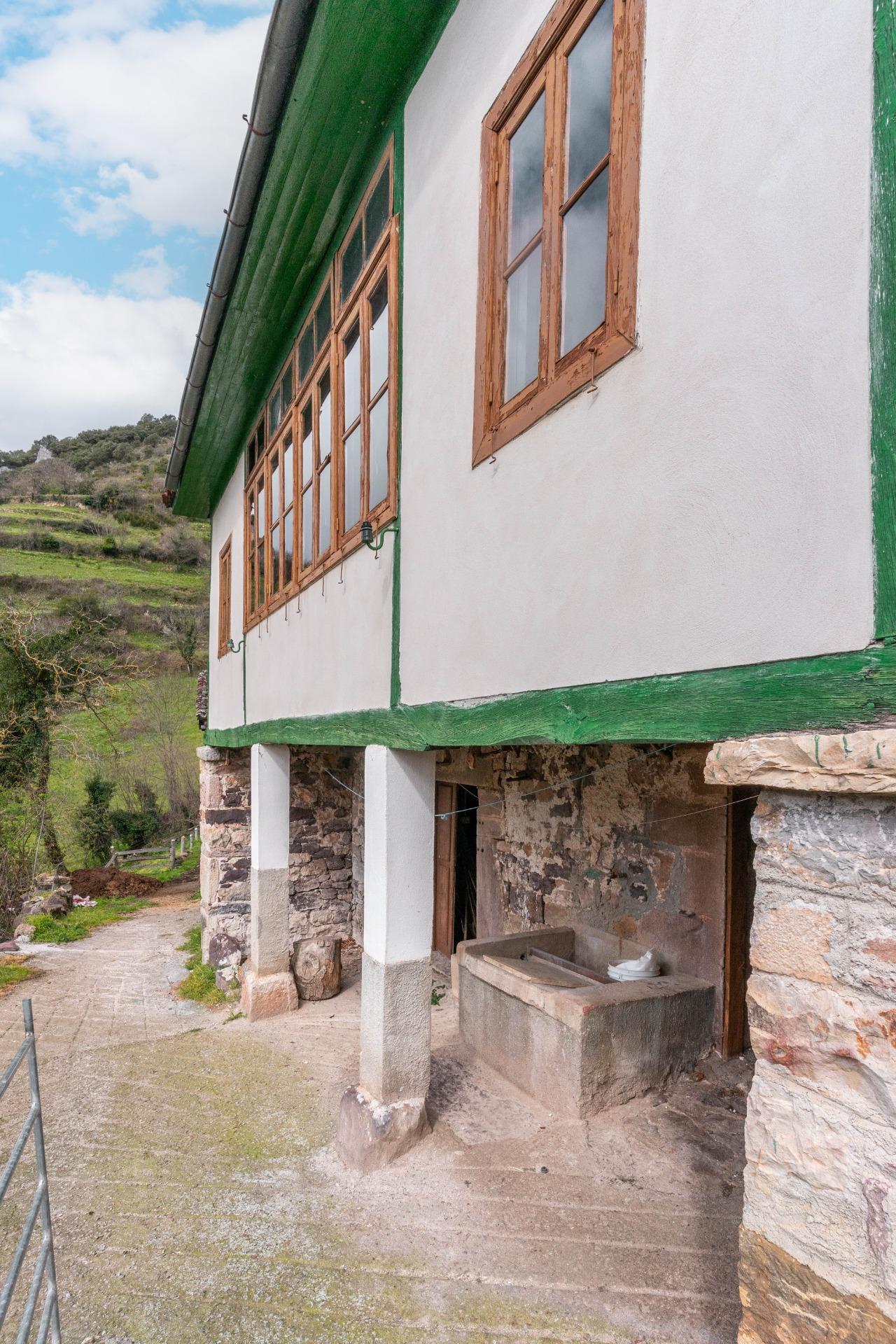 CASA CON TERRENO EN VENTA EN CLAVILLAS (SOMIEDO)