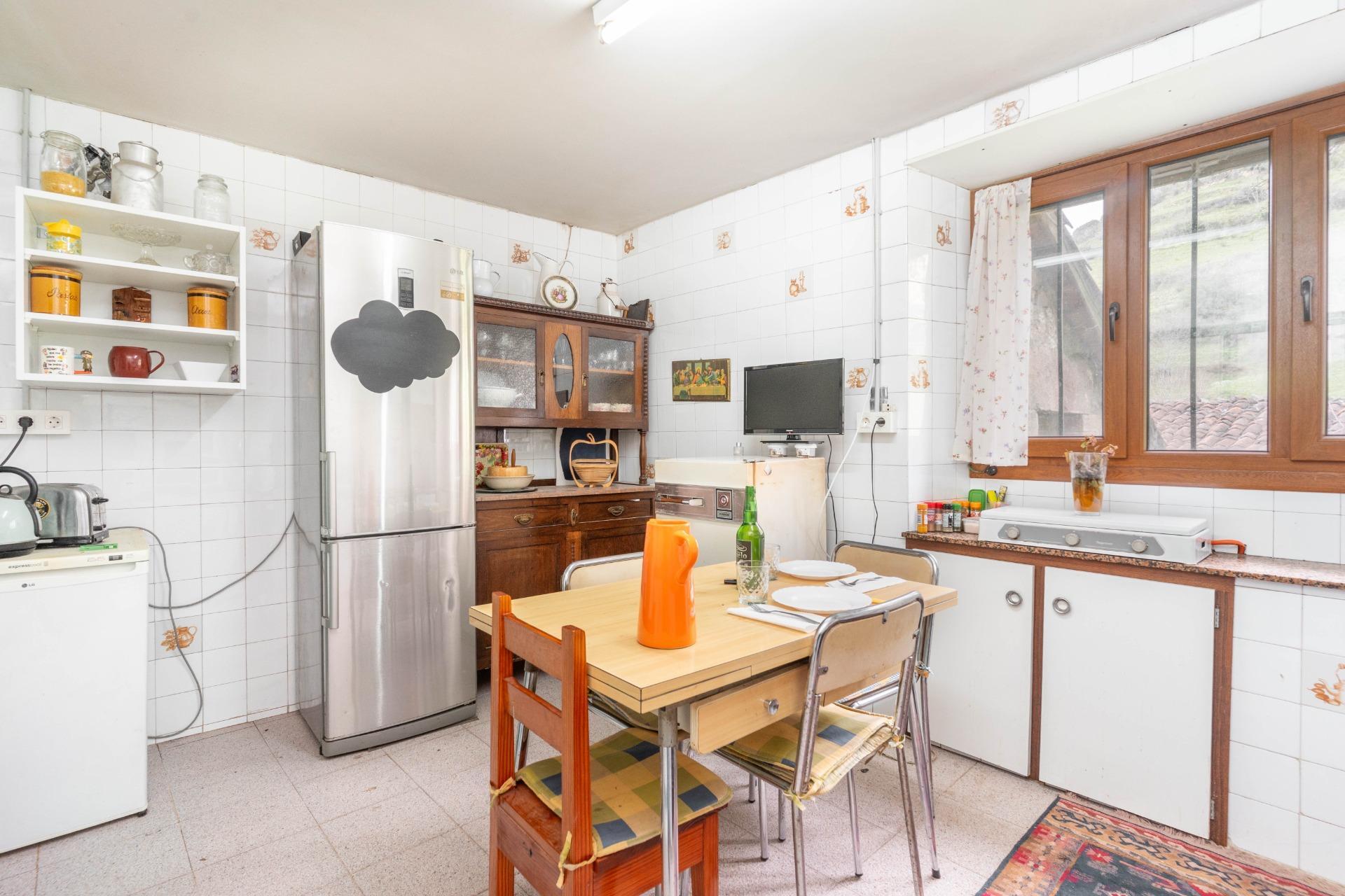 CASA CON TERRENO EN VENTA EN CLAVILLAS (SOMIEDO)