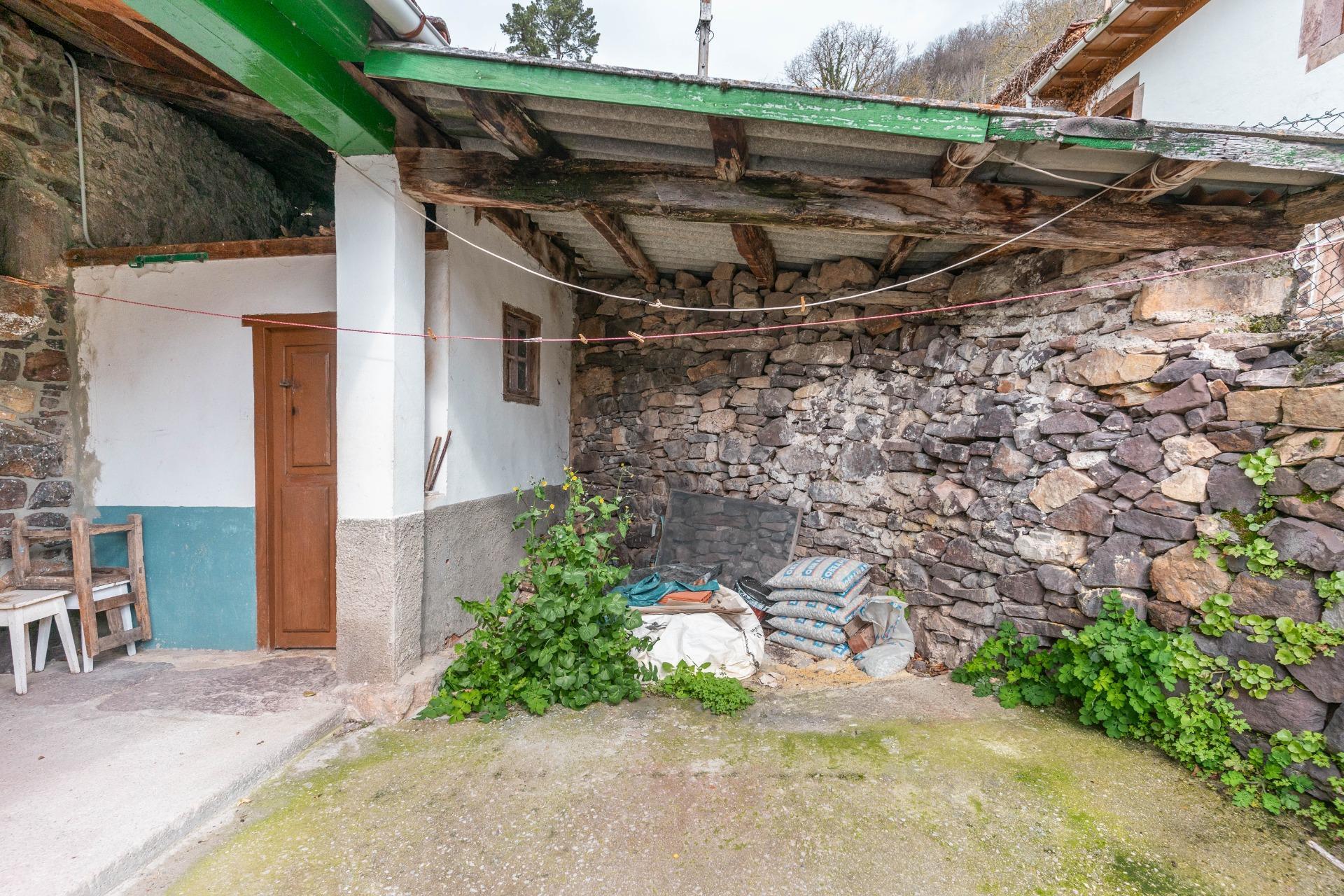 CASA CON TERRENO EN VENTA EN CLAVILLAS (SOMIEDO)