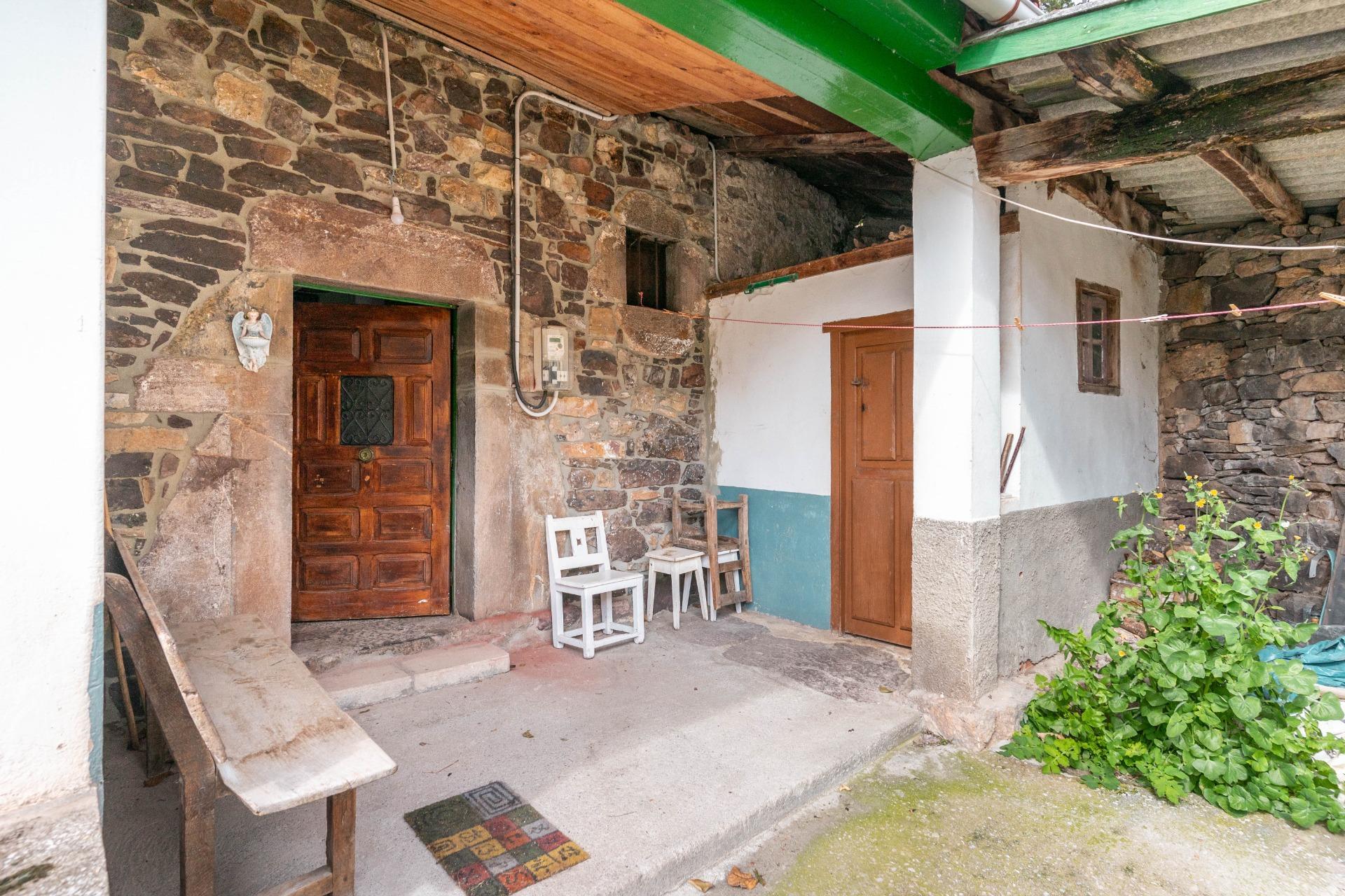 CASA CON TERRENO EN VENTA EN CLAVILLAS (SOMIEDO)