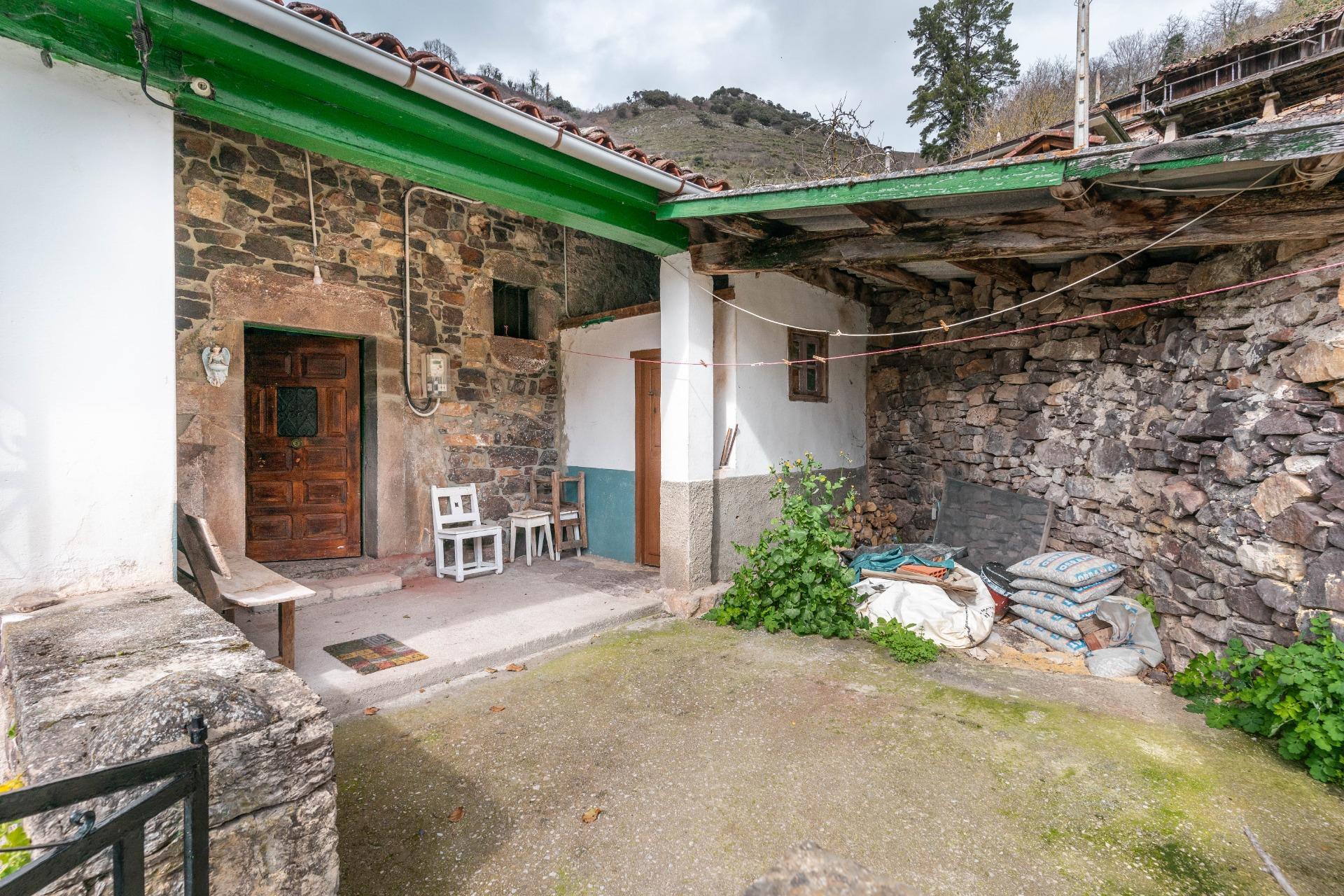 CASA CON TERRENO EN VENTA EN CLAVILLAS (SOMIEDO)