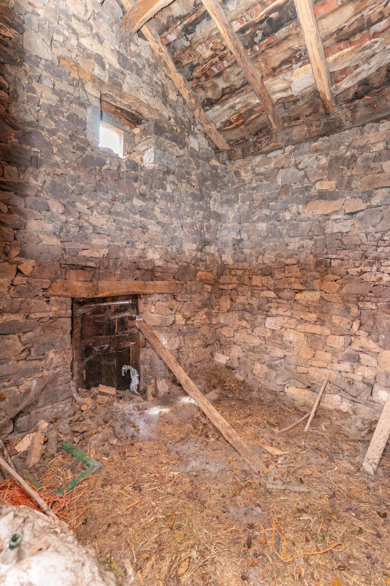 CASA CON TERRENO EN VENTA EN CLAVILLAS (SOMIEDO)